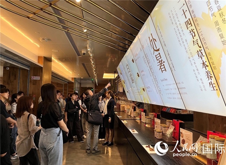 2. 日中友好協(xié)會(huì)青年代表團(tuán)一行學(xué)習(xí)24節(jié)氣養(yǎng)生知識(shí)。（人民網(wǎng)記者陳思 攝）