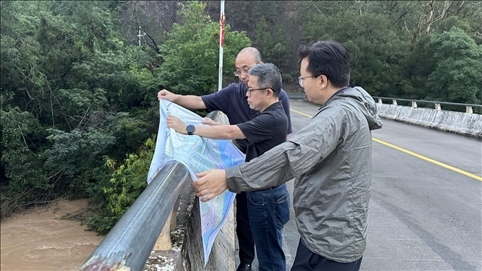 珠江委工作組在三河鎮(zhèn)三河大橋進行防洪工程調度工作。 水利部供圖