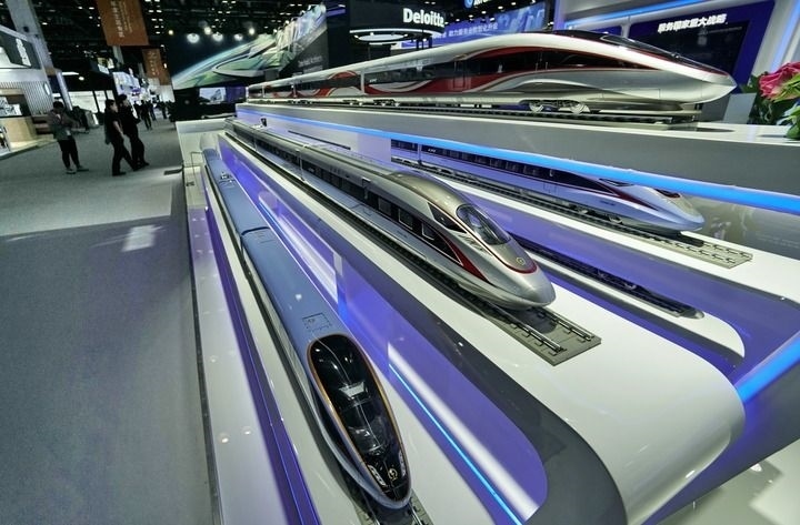 2024年9月11日拍攝的國(guó)家會(huì)議中心會(huì)場(chǎng)內(nèi)的展臺(tái)。新華社記者 李欣 攝