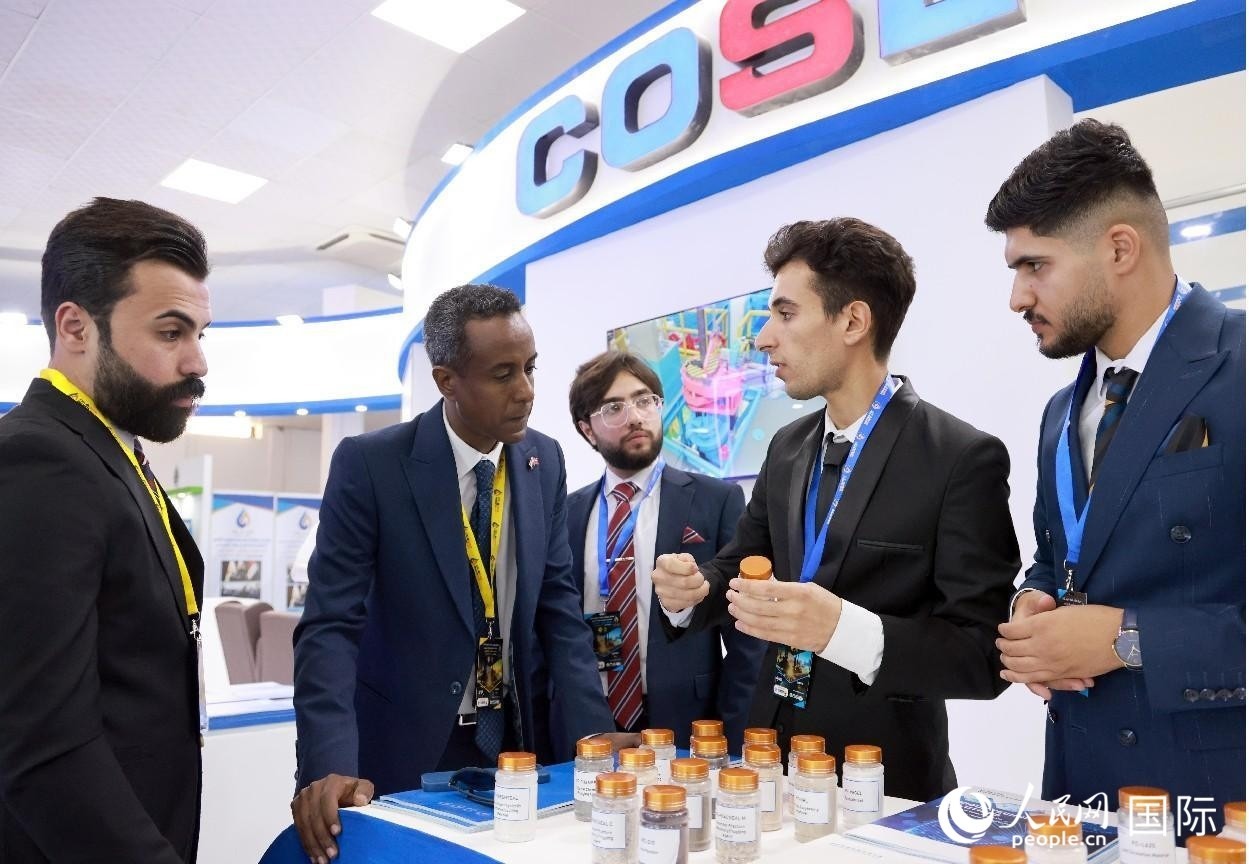 圖為中海油服工作人員在介紹產(chǎn)品。人民網(wǎng)記者 管克江攝