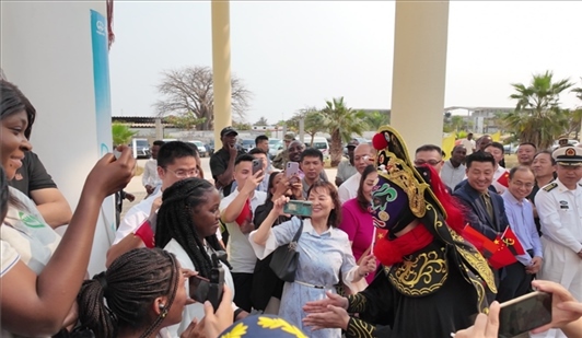 川劇變臉《蜀風(fēng)妙韻》。內(nèi)圖大學(xué)孔子學(xué)院供圖