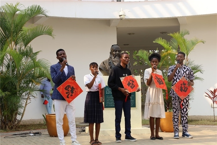 孔院學(xué)生演唱歌曲《故鄉(xiāng)的云》。內(nèi)圖大學(xué)孔子學(xué)院供圖