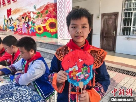 翠竹小學(xué)學(xué)生展示自己繪制的團(tuán)扇作品。蔣豐慧 攝