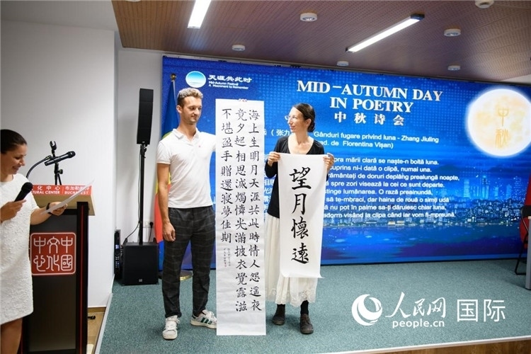 現(xiàn)場(chǎng)的羅馬尼亞書法愛好者書寫并展示作品。傅永山攝