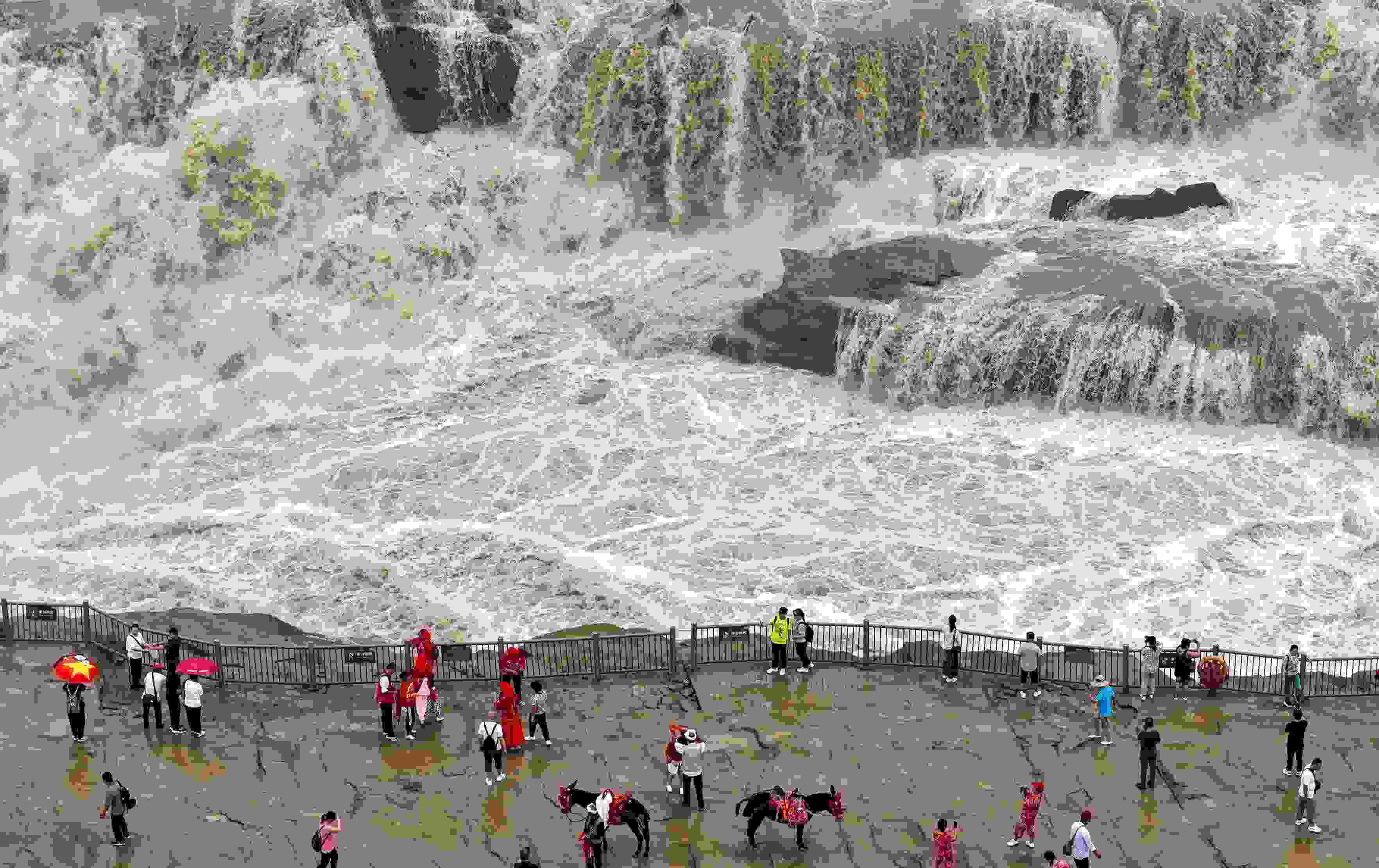 △9月9日，游客在黃河壺口瀑布景區(qū)游覽。