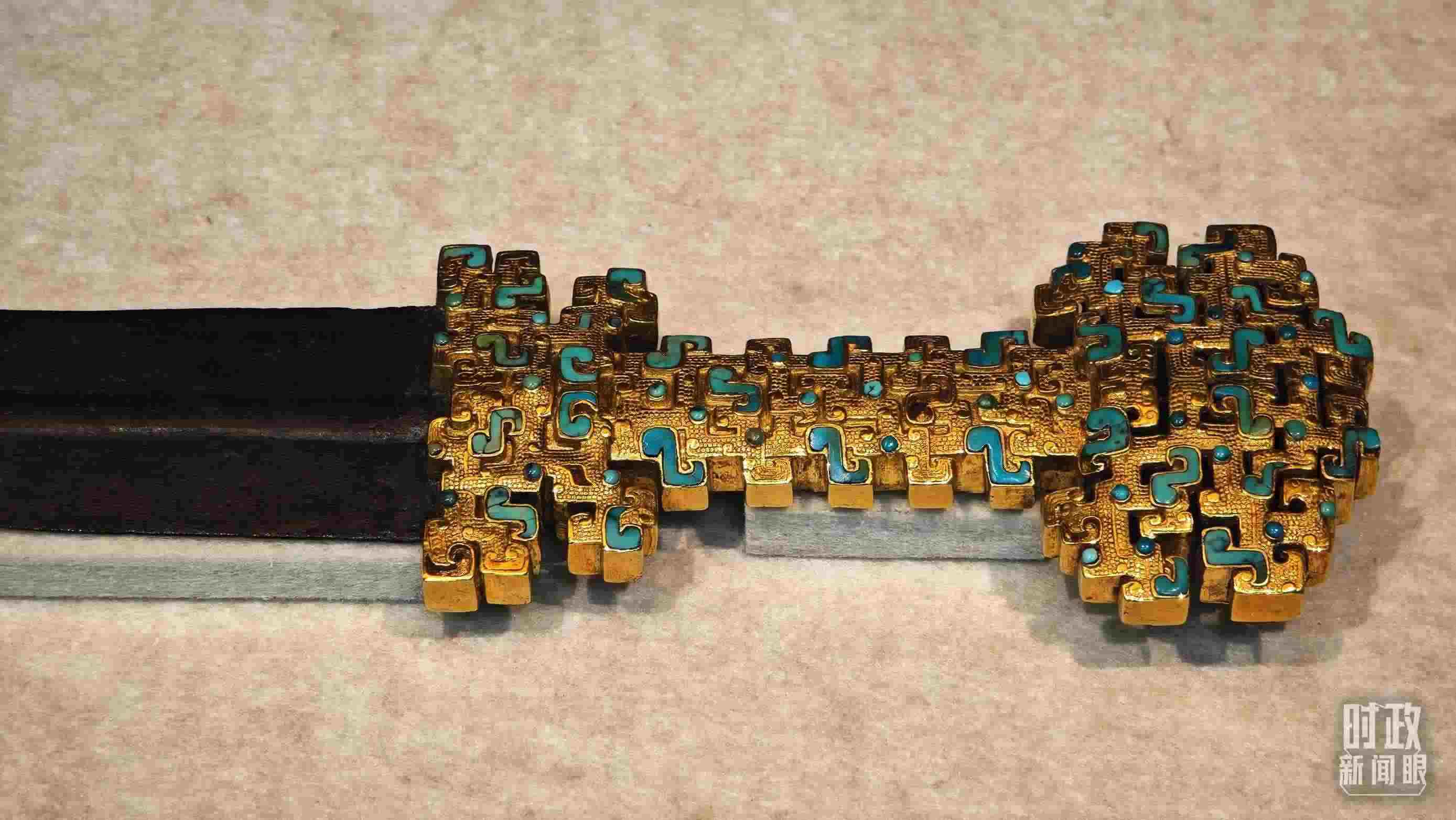 △這是1992年寶雞市益門(mén)二號(hào)墓出土的金柄鐵劍，劍柄嵌有綠松石。（總臺(tái)央視記者彭漢明拍攝）