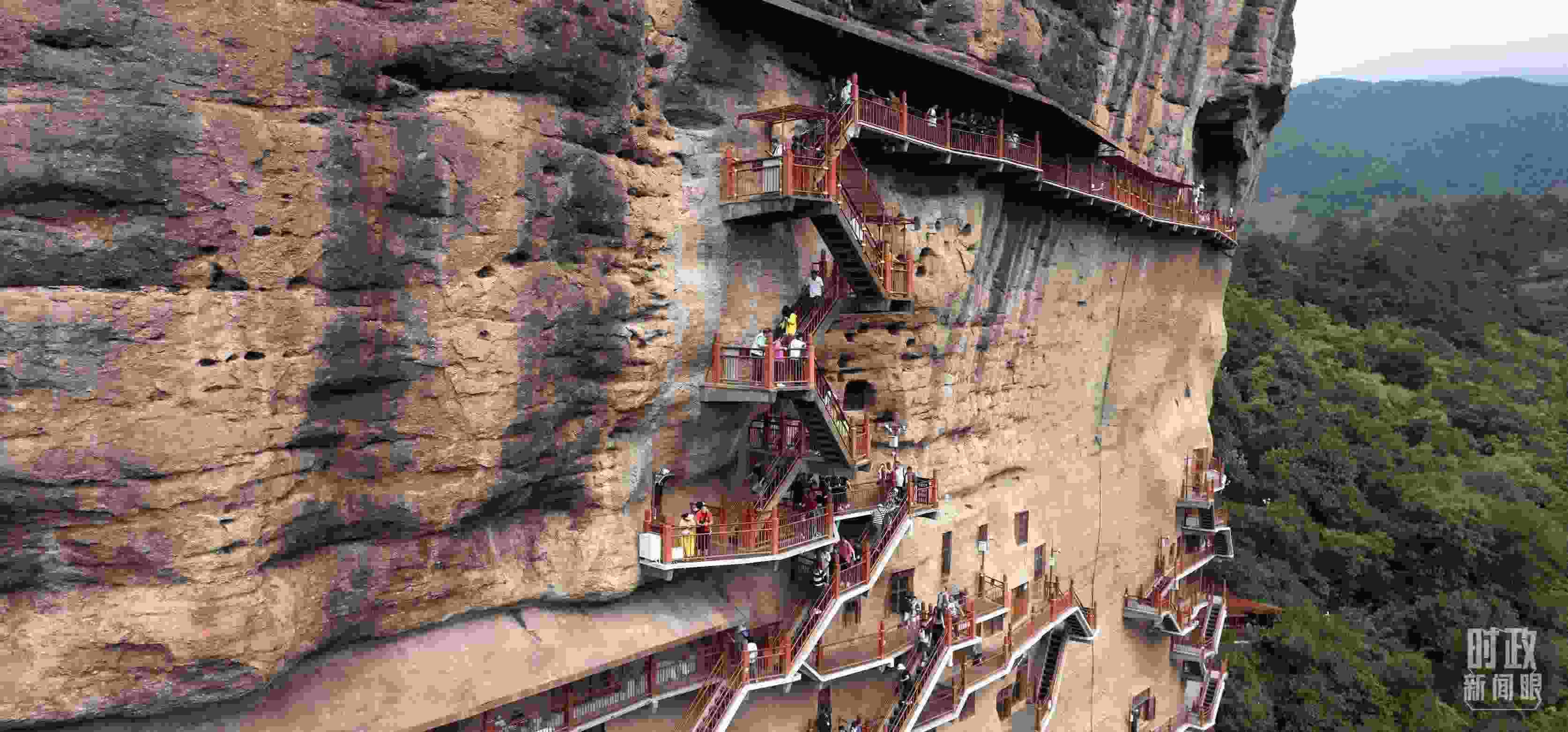 △麥積山石窟是國(guó)家5A級(jí)旅游景區(qū)，2024年上半年累計(jì)接待游客57萬(wàn)人。（總臺(tái)國(guó)廣記者李晉拍攝）