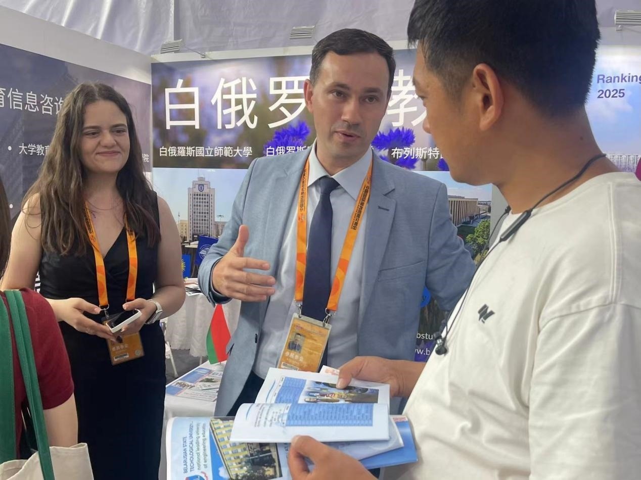 觀眾在展臺咨詢。人民網(wǎng)記者 何旭攝