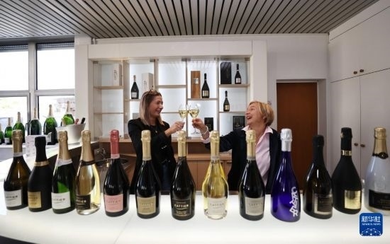 9月13日，在法國(guó)蘭斯附近的希尼萊羅斯，人們?cè)诩氧畞喛偛肯碛孟銠壘?。新華社記者 高靜 攝