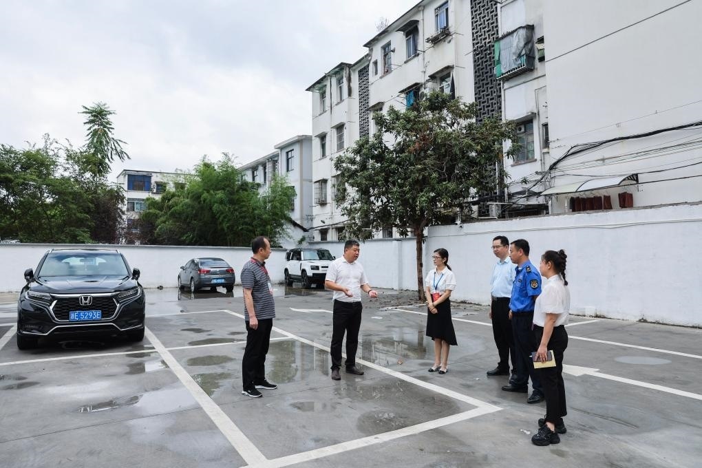 2024年9月11日，在浙江省湖州市，湖州吳興區(qū)人大代表、人大飛英街道工委代表及塔下街社區(qū)代表前往已改建的一處停車場進行實地調(diào)研，監(jiān)督該改建項目的完成情況。新華社記者 徐昱 攝