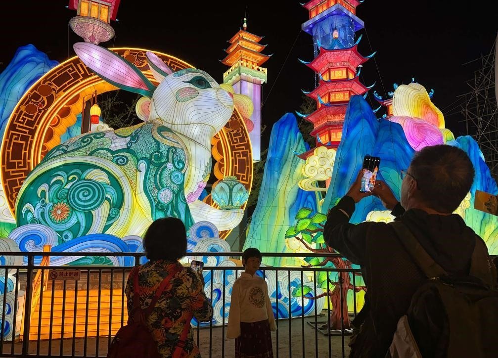 市民游客在2024年北京中秋國慶彩燈游園會(huì)欣賞彩燈。新華社記者楊淑君 攝