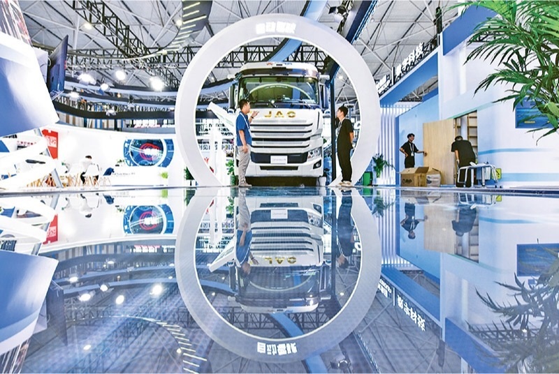 黨的二十屆三中全會(huì)提出，加快構(gòu)建促進(jìn)數(shù)字經(jīng)濟(jì)發(fā)展體制機(jī)制，完善促進(jìn)數(shù)字產(chǎn)業(yè)化和產(chǎn)業(yè)數(shù)字化政策體系。2024年8月28日至30日，2024中國(guó)國(guó)際大數(shù)據(jù)產(chǎn)業(yè)博覽會(huì)在貴州貴陽(yáng)舉辦。圖為工作人員在介紹無(wú)人駕駛重型卡車。 新華社記者 楊文斌/攝