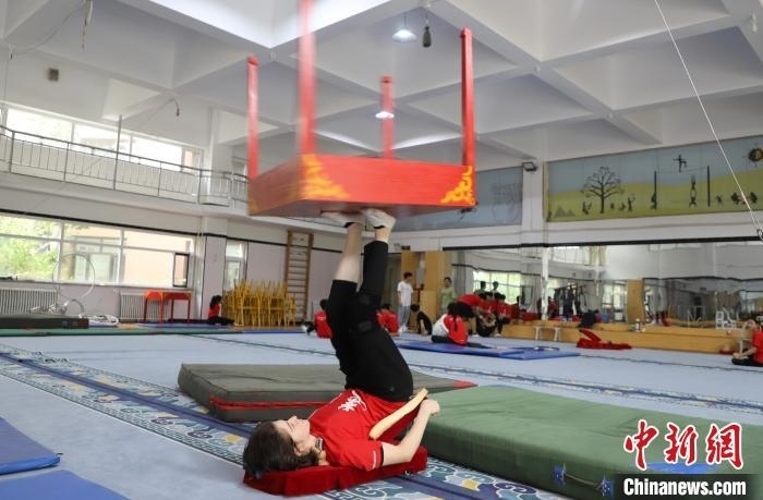 9月13日，美國(guó)雜技學(xué)員杰克正在中國(guó)“雜技之鄉(xiāng)”吳橋練習(xí)“蹬技”。 馬天龍 攝