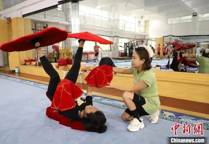 9月13日，來自老撾的紅姆(右)指導(dǎo)學(xué)員雜技動(dòng)作。 馬天龍 攝