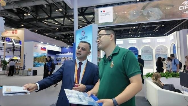 伊和·阿塔里扎德介紹阿塞拜疆產(chǎn)業(yè)園。人民網(wǎng)記者 楊倩攝