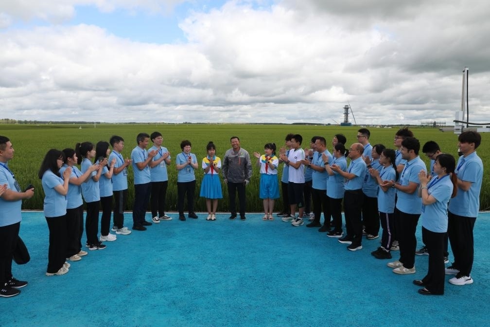 哈爾濱工業(yè)大學(xué)邀請(qǐng)農(nóng)業(yè)專家周德華為學(xué)生講授水稻種植的故事。新華社發(fā)