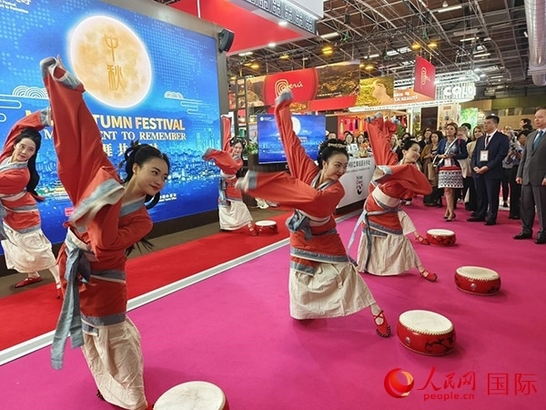 “你好！中國”展臺開幕式上的中國傳統(tǒng)舞蹈表演。人民網(wǎng)記者 尚凱元攝