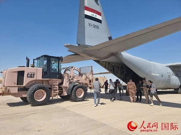 圖為伊拉克正在裝運(yùn)救援物資。人民網(wǎng) 伊納斯攝