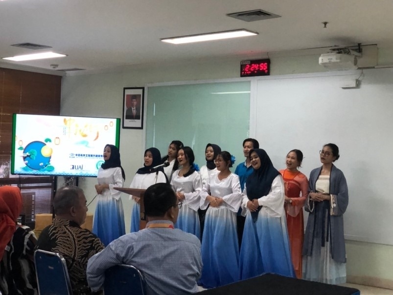 阿拉扎大學(xué)中文系學(xué)生演唱中文歌曲?；顒又鬓k方供圖