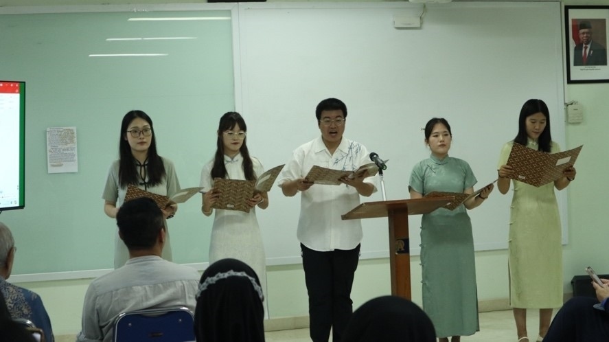 阿拉扎大學(xué)孔子學(xué)院志愿者教師表演詩朗誦?；顒又鬓k方供圖