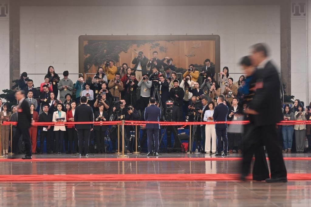 2024年3月10日，全國政協(xié)十四屆二次會(huì)議第三場“委員通道”集體采訪活動(dòng)在北京人民大會(huì)堂舉行。新華社記者 宋為偉 攝