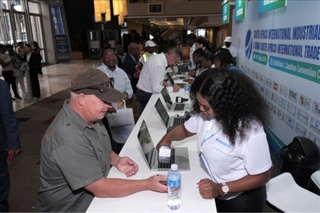 客商現(xiàn)場(chǎng)注冊(cè)參觀展會(huì)。主辦方供圖