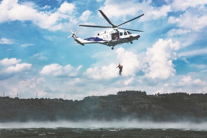 ▼7月17日，浙江省新昌縣公安局聯(lián)合浙江省公安廳警務(wù)航空隊(duì)在長(zhǎng)詔水庫(kù)水域及周邊開(kāi)展救援演練。王樟林?jǐn)z