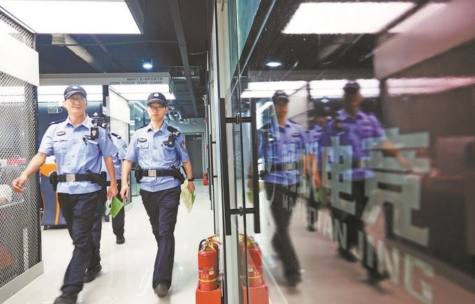 ▲7月6日，山西省新絳縣公安局龍興派出所組織警力對(duì)網(wǎng)吧等場(chǎng)所進(jìn)行集中治安檢查。高新生攝