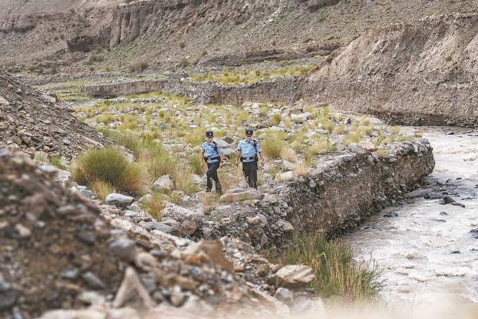 7月19日，新疆邊檢總站克州邊境管理支隊(duì)康蘇邊境檢查站民警輔警來(lái)到轄區(qū)烏恰縣康蘇水庫(kù)開(kāi)展巡邏。明懿攝