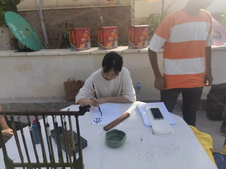 開羅文化中心漢語教師表演中國書法。開羅中國文化中心供圖