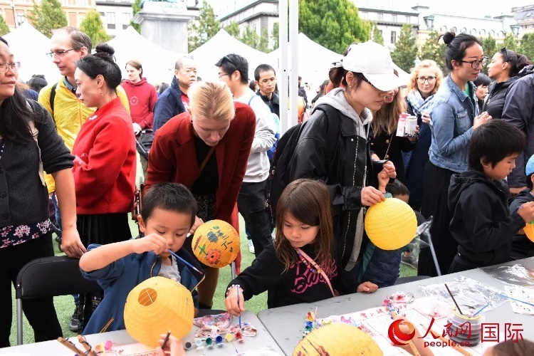 小朋友參加燈籠繪畫體驗(yàn)。人民網(wǎng)記者 殷淼攝