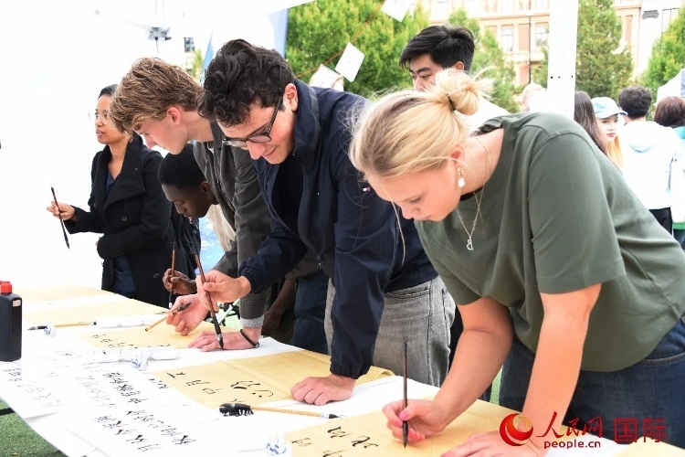 體驗(yàn)中國(guó)書法。人民網(wǎng)記者 殷淼攝