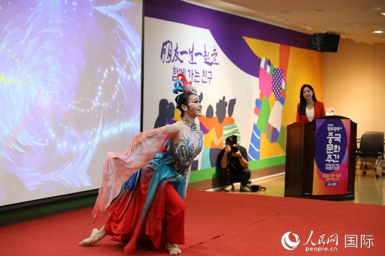 中國演員在中國文化周開幕式上表演舞蹈。人民網(wǎng)記者 莽九晨攝