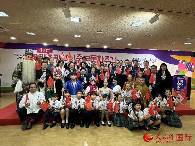 中韓雙方嘉賓和演員在中國文化周開幕式上合影留念。人民網(wǎng)記者 莽九晨攝