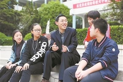 淮北市首批高層次人才儲備金獲得者、淮北市第一中學教師陳超（左三）在與學生交談。淮北市委人才工作局供圖