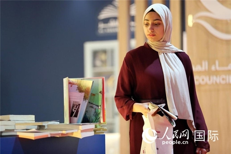 一名女性走過展臺。人民網(wǎng) 奧馬爾·哈利勒攝