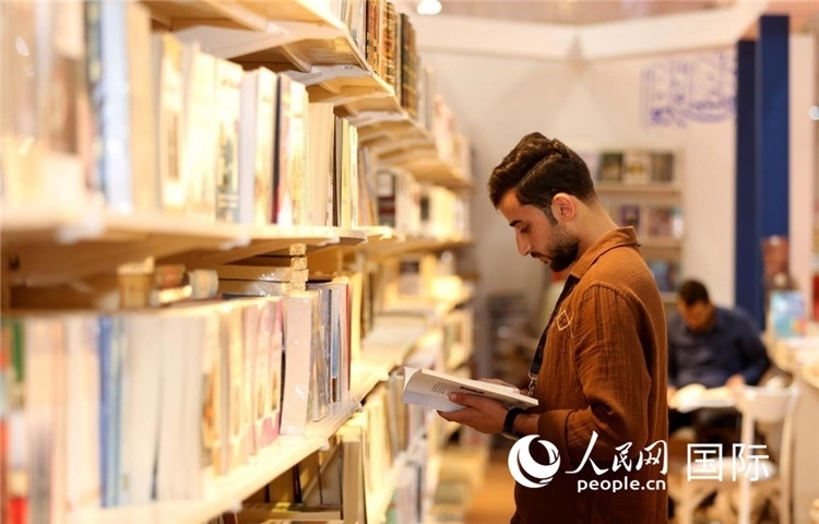 一位民眾在讀書。人民網(wǎng)中東中心分社奧馬爾·哈利勒攝