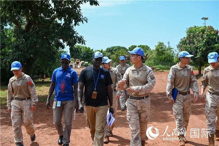 圖2 檢查組實(shí)地查驗(yàn)。孫千攝
