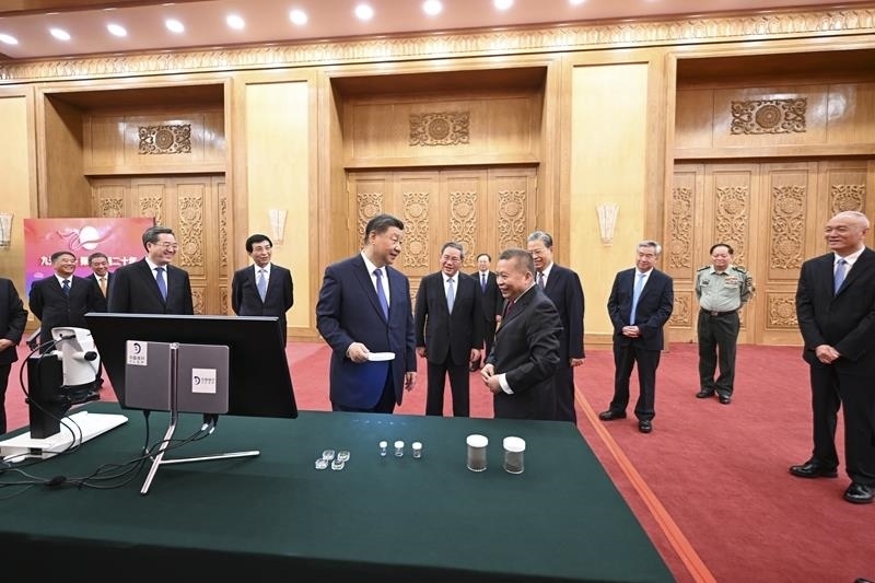 △2024年9月23日，習(xí)近平總書(shū)記等參觀月球樣品和探月工程成果展覽。