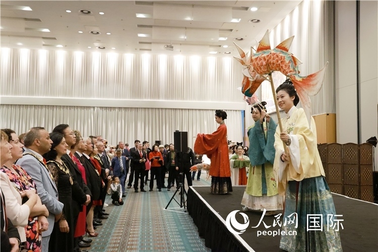 2、留學(xué)生表演了漢服展示《絲路霓裳》。邢雪攝