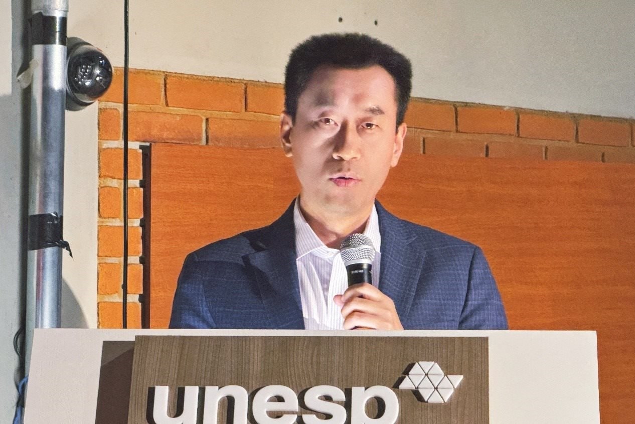 中國駐圣保羅總領(lǐng)事館副總領(lǐng)事田玉震在活動(dòng)中致辭。圣保羅州立大學(xué)孔子學(xué)院供圖