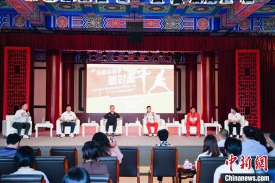 吳愉、王德新、沈?qū)W軍、江海東、朱曉蕾與在座同學們分享個人的體育故事與成長感悟。上海市港澳辦供圖