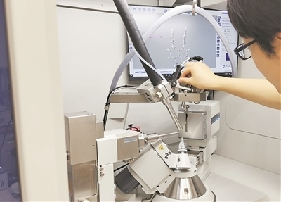 科研人員使用X射線衍射儀研究σ鍵。圖片來源：日本北海道大學