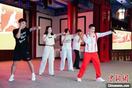 巴黎奧運會拳擊冠軍吳愉現(xiàn)場教學。上海市港澳辦供圖