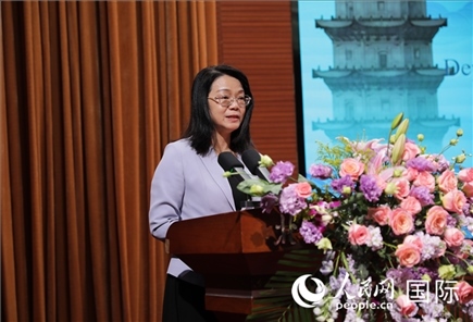 福建省人民政府外事辦公室副主任黃劭蓉在“走進(jìn)中華文明——海絲印記 世遺泉州”主題人文交流活動中致辭。人民網(wǎng) 王婧攝