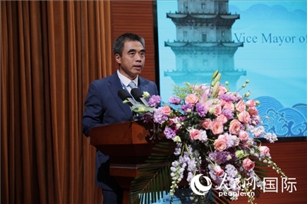 泉州市人民政府副市長姚飛在“走進(jìn)中華文明——海絲印記 世遺泉州”主題人文交流活動中致辭。人民網(wǎng) 王婧攝