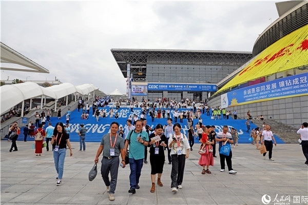第二十一屆東博會展館外，參觀者步行離場。人民網(wǎng)記者趙益普攝