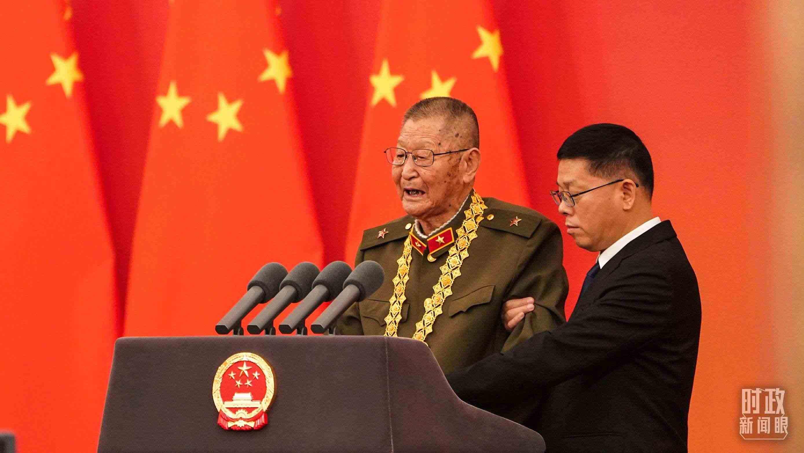 “共和國(guó)勛章”獲得者黃宗德在頒授儀式上發(fā)言。（總臺(tái)記者李晉拍攝）