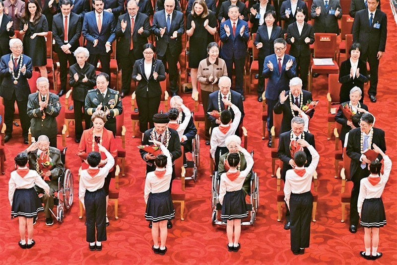 2024年9月29日，中華人民共和國(guó)國(guó)家勛章和國(guó)家榮譽(yù)稱號(hào)頒授儀式在北京人民大會(huì)堂隆重舉行。圖為少先隊(duì)員向國(guó)家勛章和國(guó)家榮譽(yù)稱號(hào)獲得者敬禮致意。 新華社記者 岳月偉/攝