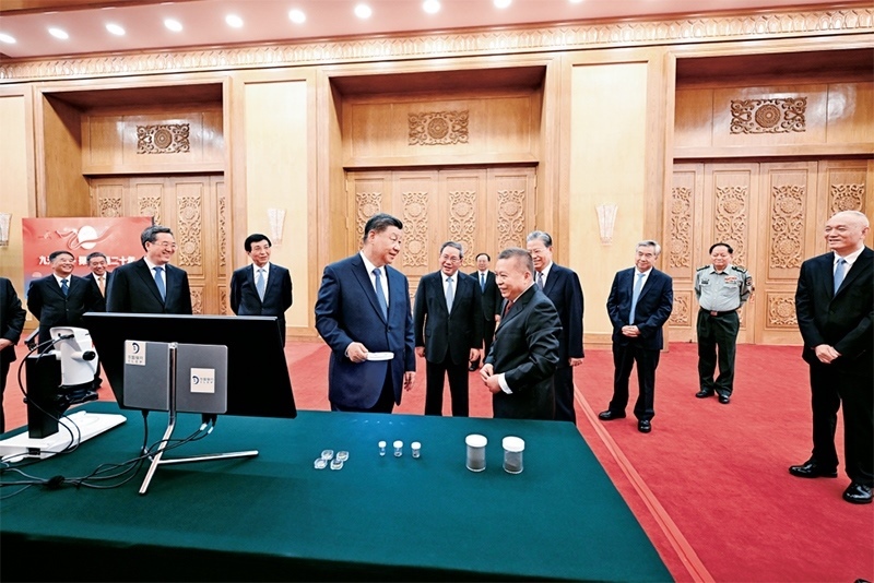 2024年9月23日，黨和國家領(lǐng)導(dǎo)人習(xí)近平、李強(qiáng)、趙樂際、王滬寧、蔡奇、丁薛祥、李希等在人民大會堂接見探月工程嫦娥六號任務(wù)參研參試人員代表并參觀月球樣品和探月工程成果展覽。這是習(xí)近平等參觀月球樣品和探月工程成果展覽。 新華社記者 謝環(huán)馳/攝